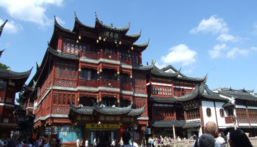 The Castle on the Cliff: Majestic, Magic, Manoir